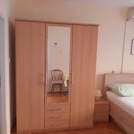 Megi Apartamento *